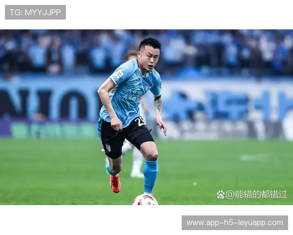 大连球员备战画面曝光，球员士气高昂被媒体捕捉