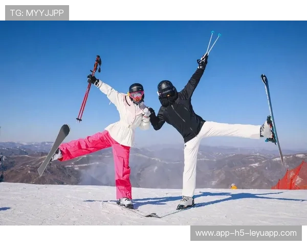 滑雪者雪地打开降落伞炫技